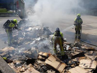 Brandweer blust vuur in papiercontainer op Bijsterhuizen..