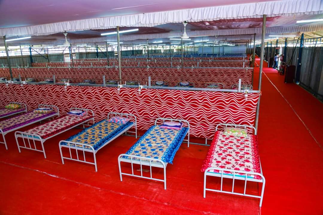 HaridasKishore's tweet image. #KMML chavara, a PSU sets an exemplary format by providing the state govt with ardent backing in its anti COVID measures. Today, KMML has handed over 604 oxygen - equipped beds go the state Health dept. A separately designed COVID - makeshift hospital facility is arranged in the
