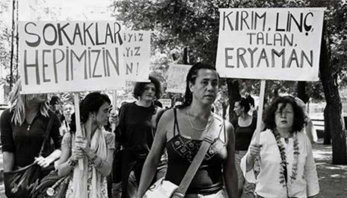 Diem25Ankara's tweet photo. 2006’da Ankara Eryaman ve Esat'ta translar vahşi çete saldırıları ve nefret suçlarına maruz bırakılmıştı. 15 yıldır adalet sağlanamazken dava tekrar 24 Eylül'e ertelendi. Basın açıklaması yapan LGBTİ+ ve hak savunucularına polis müdahale etti.

#Zamanabırakmıyoruz 🏳️‍⚧️🏳️‍🌈✊ https://t.co/lTwBjUqUPj