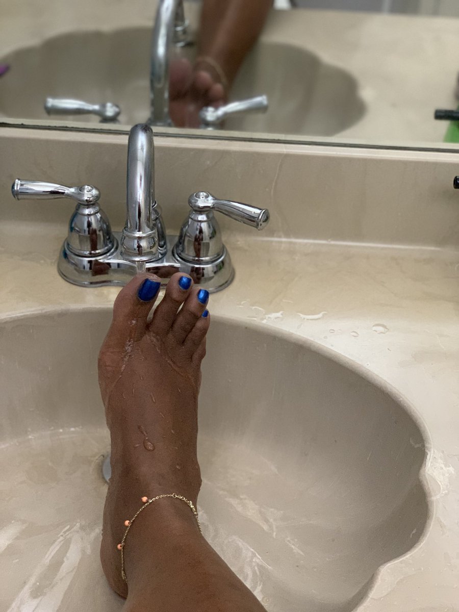 cometomyfeet's tweet photo. A little morning wetness for my beauty💕
#wettoes #waterbaby #footpic #ebonyfeet #longtoes #bluenails #footreflection #footfetish https://t.co/sbu7S2YixG
