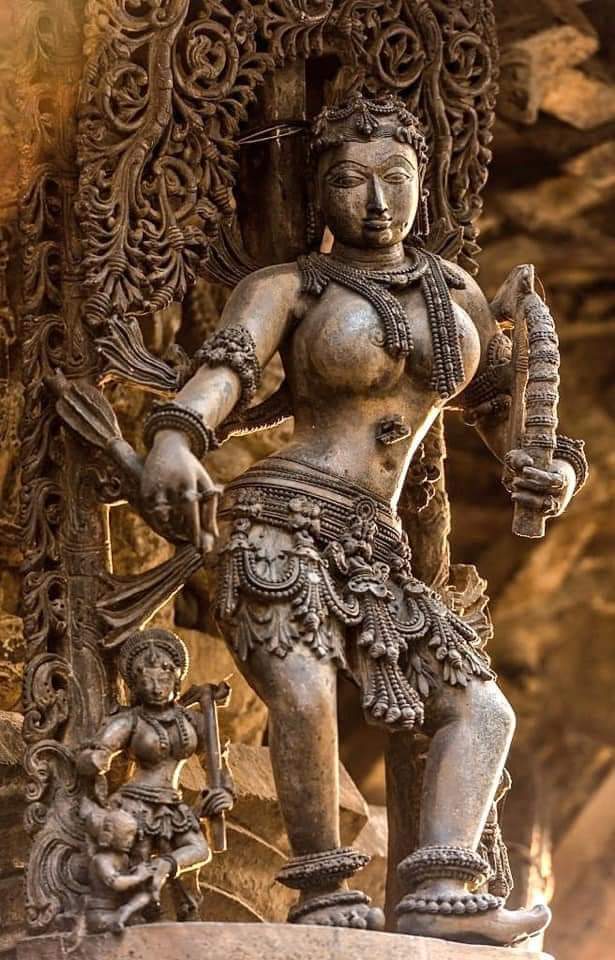 IndianBengalis's tweet photo. One of the most mesmerising sculpture from Chennakesava Mandir, Belur, Karnataka. Notice the robe of shalabhanjika above her knees. So consciously carved. Sculpture masterpiece! Early 12th century.
#sculpture #heritage #Temple #temples https://t.co/9O5m9lrPbB
