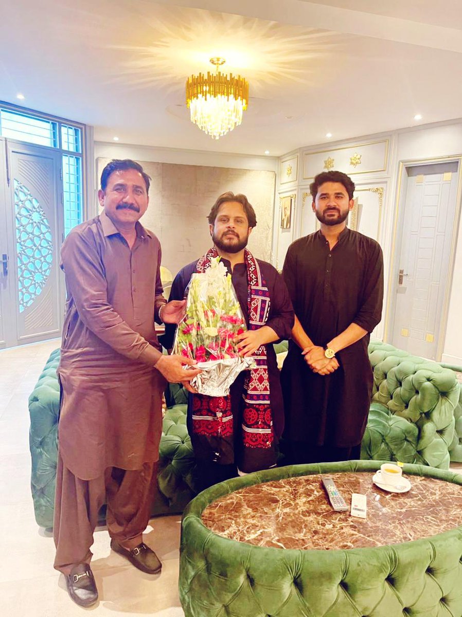 MattoSheraz's tweet photo. صدر#PPPمینارٹی ونگ کراچی ڈویژن@MattoMushtaqصاحب کی وزیر بلدیات و جنگلات@SyedNasirHShah کے صاحبزادے@AkbarNasirShah1اور صدر لوکل کونسل ایسوسیشن سندھ@SyedKumailHShahسے ملاقات کی اجرک اور پھولوں کا تحفہ بھی پیش کیا اس موقع پر سیکرٹری اطلاعات و نشریاتMWکورنگی@aftabmatto24بھی موجود تھے https://t.co/nND9WEDMiQ