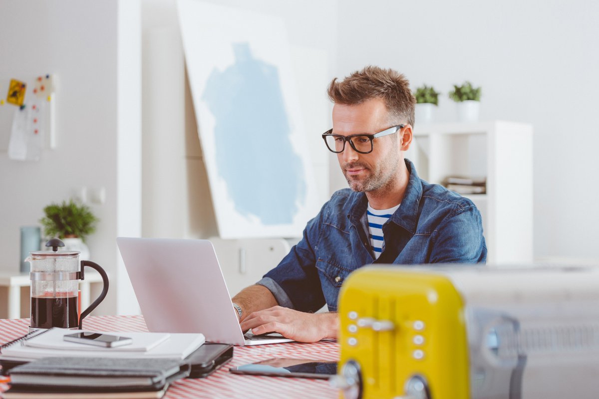 интернет маркетолог опыта. маркетолог человек. таргетолог. интернет маркетолог опыта. цифровые технологии в менеджменте.