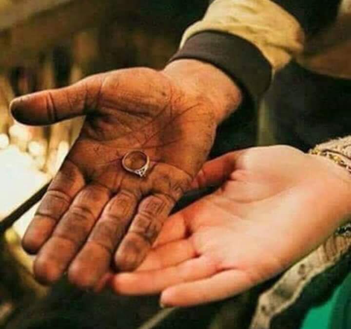 - لا تثقليه طلباً ، فقد خشنت يداه ليُجَمل يداكِي ✋😍🌼