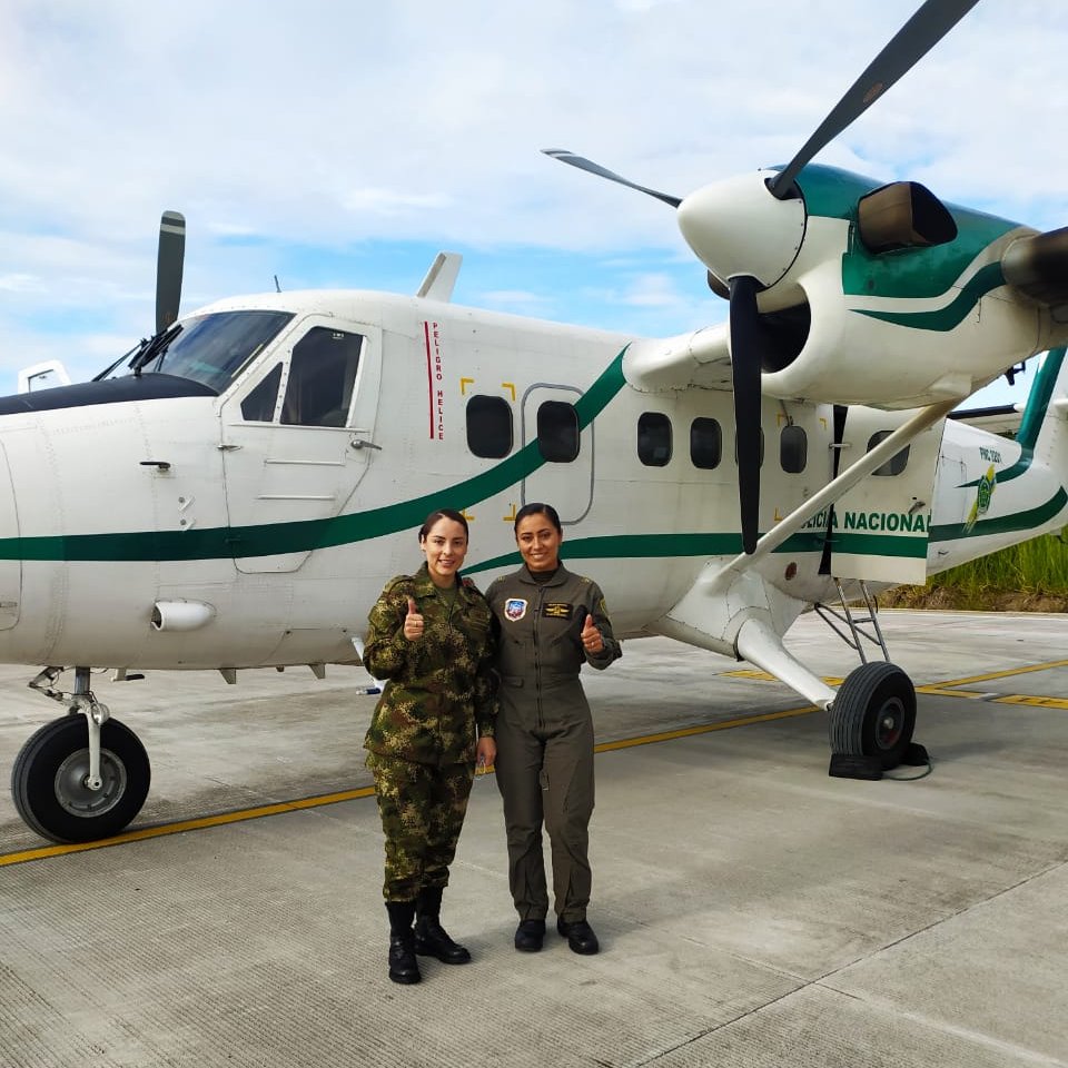 HuilaPolicia's tweet photo. La unión hace la fuerza y por eso entregamos lo mejor de cada uno para acompañar a los colombianos cuando más nos necesitan. #ColombiaUnaRazón  
#PlanÍpsilon @Ejercito_Div5 @PoliciaColombia https://t.co/qhpagfUSJP