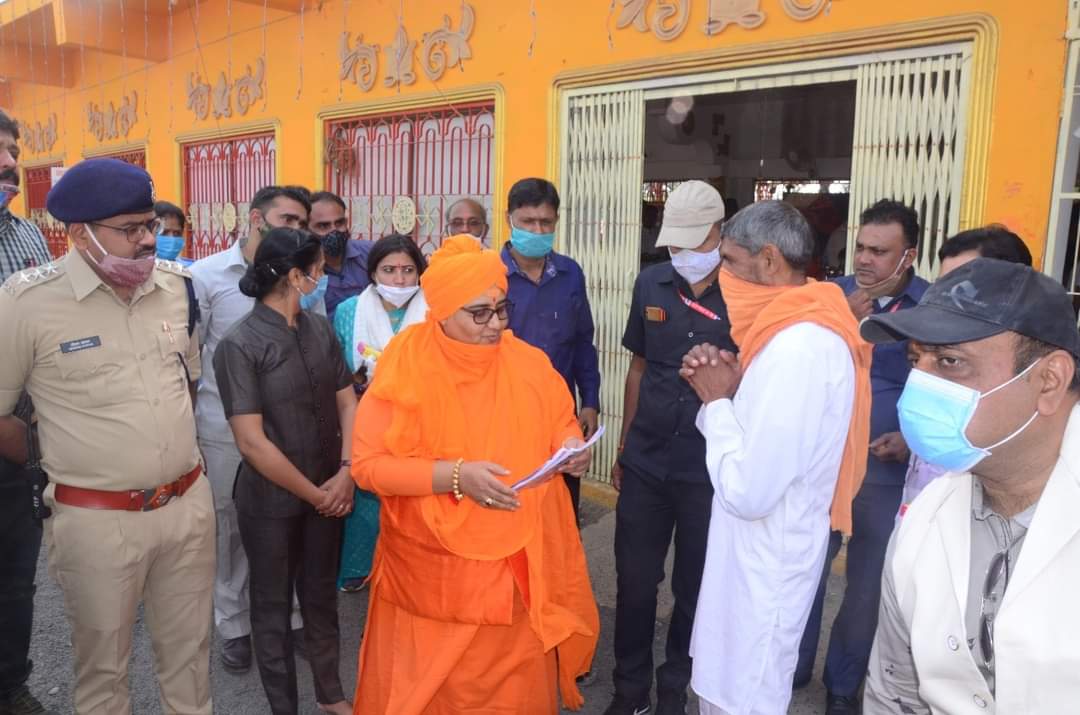 Amdmum's tweet photo. #अन्याय_पराकाष्ठा_पर
#अब_तो_रिहा_करो

सांसद साध्वी प्रज्ञा सिंह ठाकुर को सीहोर साधक परिवार द्वारा पूज्य Sant Shri Asharamji Bapu की शीघ्र रिहाई के लिए राष्ट्रपति के नाम दिया गया ज्ञापन...।
#InjusticeStillPersists

https://t.co/COWKn2qCUO https://t.co/jlNsNQG7TP
