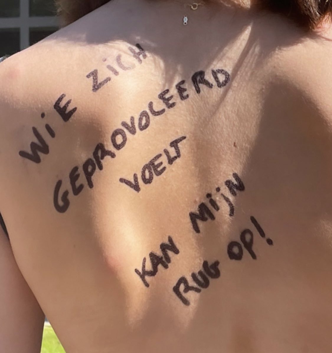 nelle10348465's tweet photo. morgen dagje in croptop naar school? kijk naar mijn vriendinnen en ik vandaag :) https://t.co/MtJ3Vu4zv3