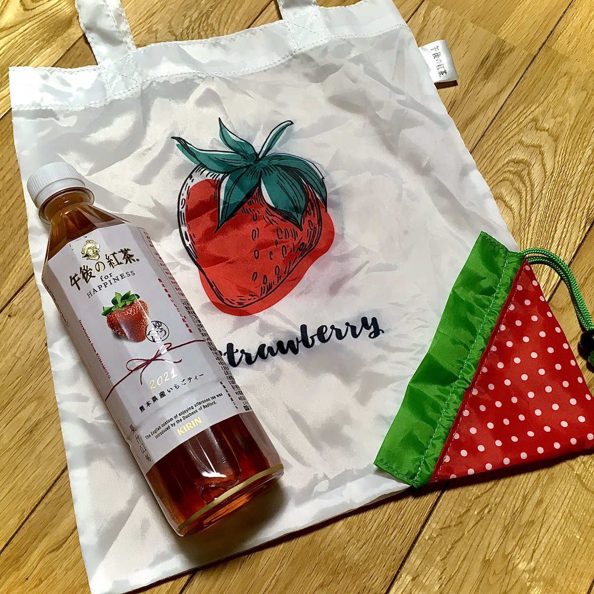 haru36gt's tweet photo. さっき買い物でパッと目について
おまけ欲しさに買った🍓💕
美味しいかな?
#午後の紅茶
#forHAPPINESS
#熊本県産いちごティー
#ゆうべに
#エコバック
#いちご
#かわいい https://t.co/bkVdWEZiTz