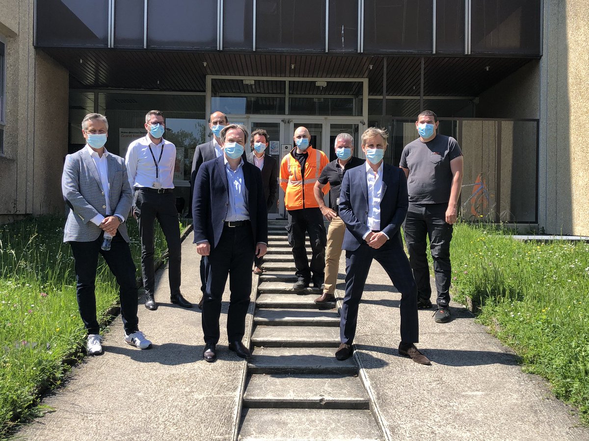 LudovicGuilcher's tweet photo. Une journée enthousiasmante avec les équipes techniques et commerciales de @VilledeReims en compagnie de @micheljumeau . Échanges pour toujours mieux servir nos clients. L’occasion également de fêter notre millionième client fibre avec Monsieur Revel à la boutique de Reims 👍 https://t.co/tnWsvcyvvN