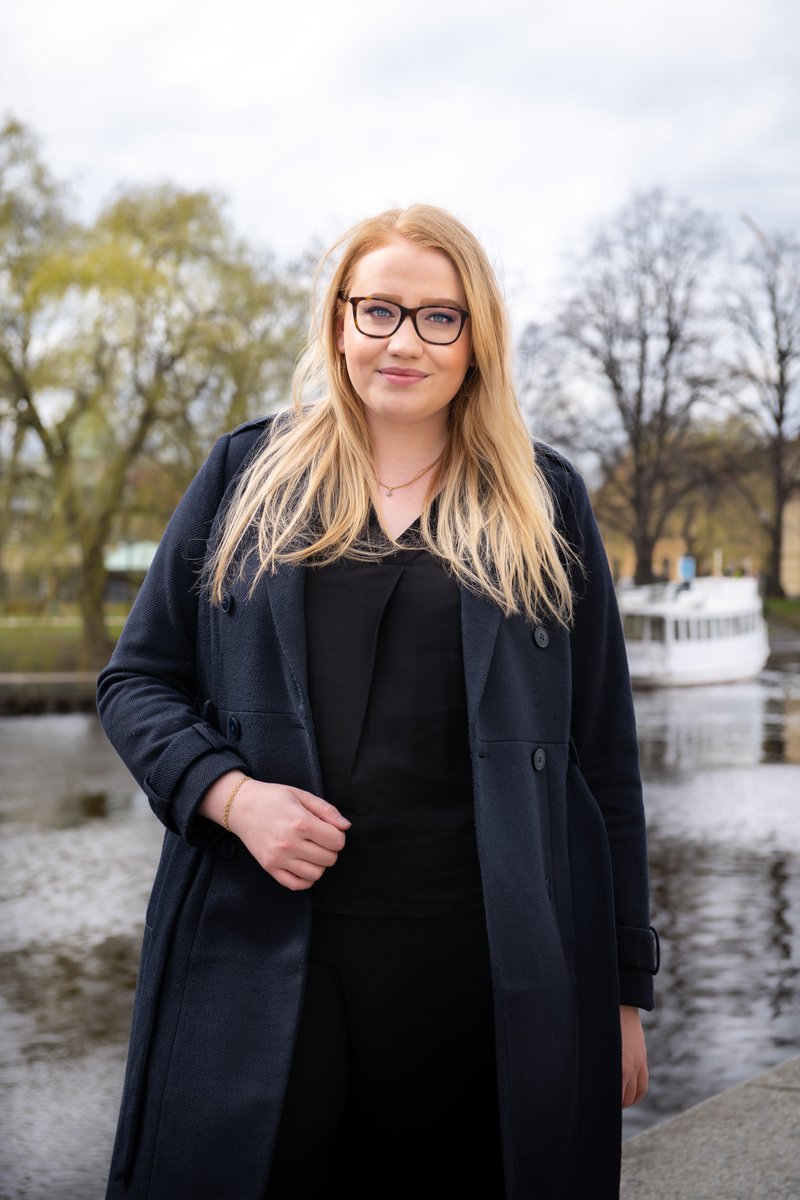 Emina Sesto 23, verksamhetschef för tre LSS-boenden i Uppsala. Med raketfart har hon tagit sig från praktikplats till chefsposition på ett år. Emina leder 30 medarbetare &amp; med stor omtanke jobbar hon för en välmående arbetsplats. #ungtledarskap