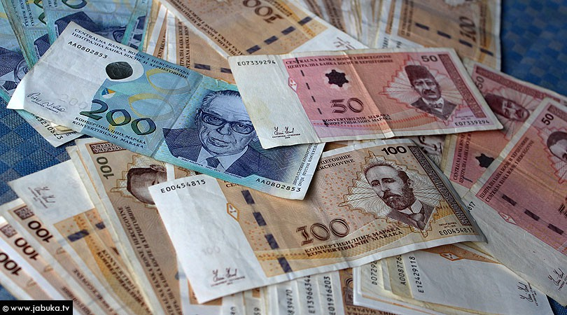 e_secer's tweet photo. Bayrak mı, dolar mı? 

Bosna Hersek'in para birimi konvertibilna marka (BAM) euroya sabittir. 1BAM = 0.51 euro. 

Ekonomi açısından elbette önemli bir şey.

Paramız sabit ama, savaştan sonraki 25 yılda öyle bölgenin ekonomi gücü olamadık, işsizlik yüksek. https://t.co/T5yt5f2cGa