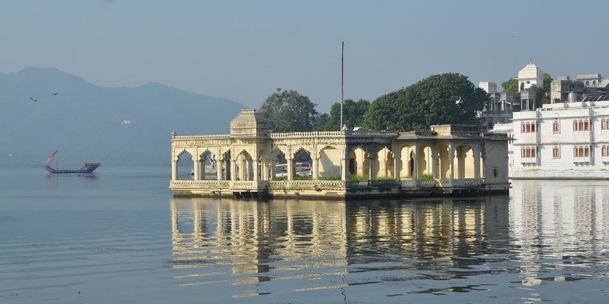 UDR introduces you to the entire range of the city's living heritage from across historical periods, architectural typologies &amp; artistic styles by 7 walks &amp; 2 extra routes to Chittor &amp; Kumbhalgarh.

Preorder a copy &amp; get a discount!
#Udaipur #architecture #archilovers #archiguide