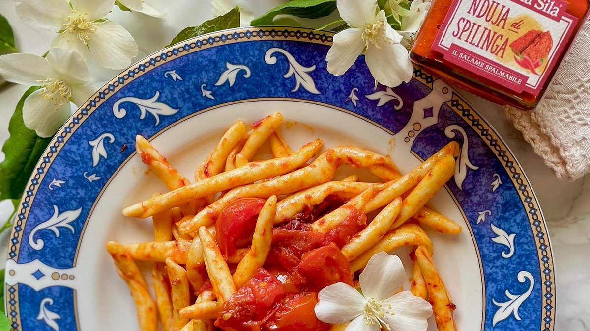 RainboxIT's tweet image. Festeggiamo la #Repubblica con uno 
dei nostri piatti del cuore 💚🤍❤️
Filej con ‘nduja di #Spilinga e pomodorini 🌶
#RainboxShop #Calabria #ricette #italia #italianfood #nduja #prodottitipici #cucinaitaliana #paccodagiù