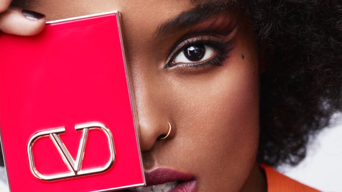 MySmallStoreMN's tweet image. Here's your #FirstLook at Valentino's luxurious #NewMakeup collection 👀 

Do you like what you see so far?

bit.ly/3vgizDz #HereFirst #MakeupCollection