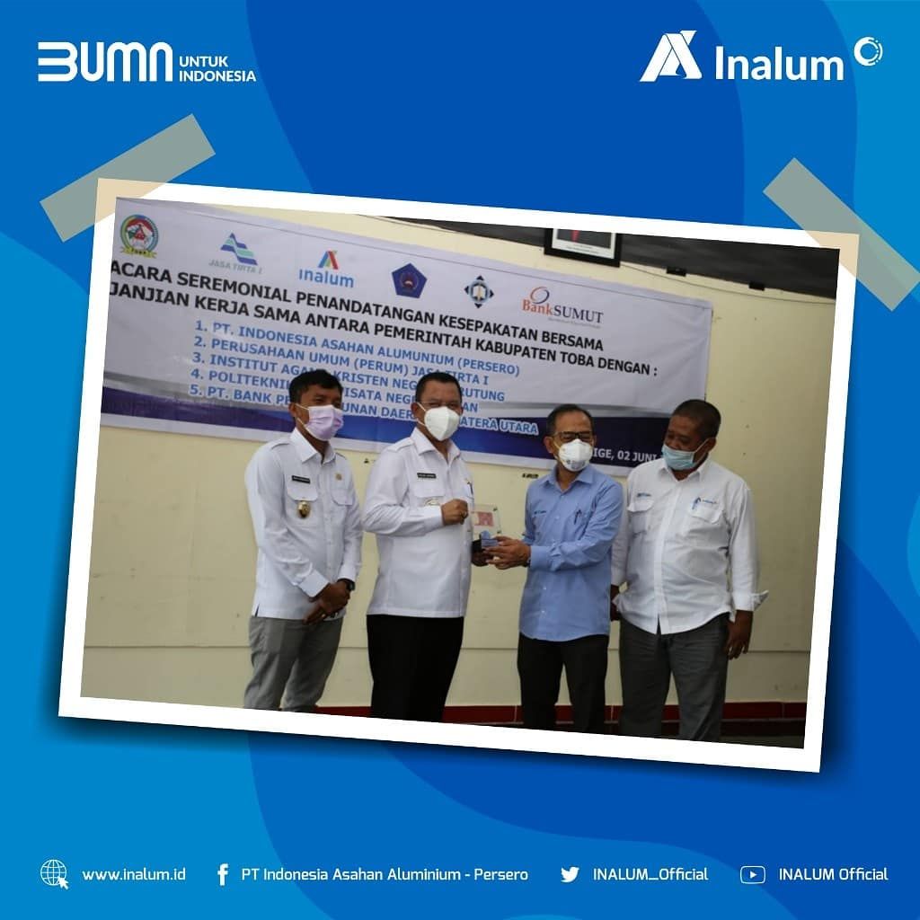 INALUM_Official's tweet photo. Penandatanganan MoU ini merupakan salah satu bentuk komitmen dan kepedulian INALUM dalam menjaga kelestarian lingkungan hidup khususnya di kawasan Danau Toba.
#InalumHebat
#MiningIndustryIndonesia
#BUMNUntukIndonesia https://t.co/u91liyHQgA