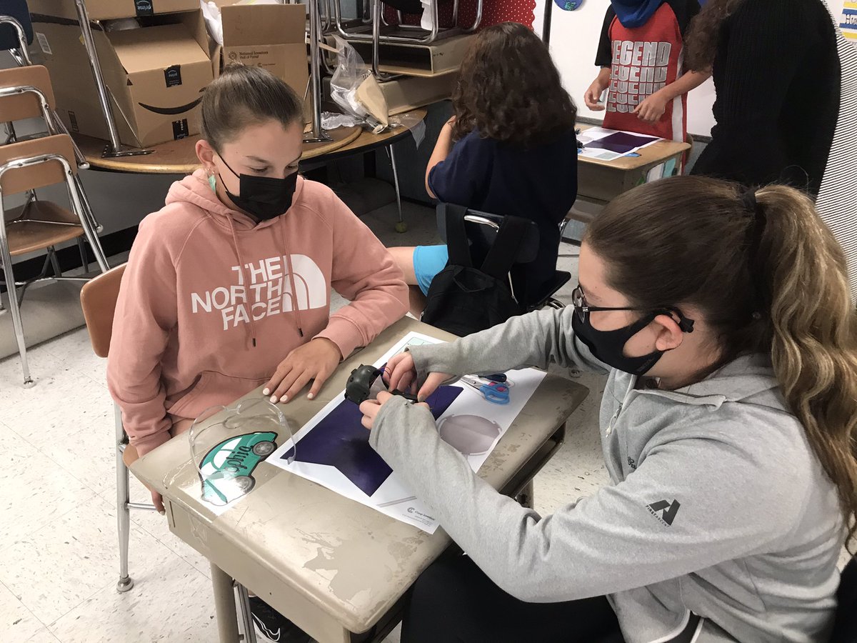 Last week, MAES 5th graders discovered how engineering, technology, and pet care come together. During their STEM class, students became Robo-Pet Veterinarians and explored the inside of a robotic dog and compared its mechanics to the anatomy of a real dog! #TeamCardinal