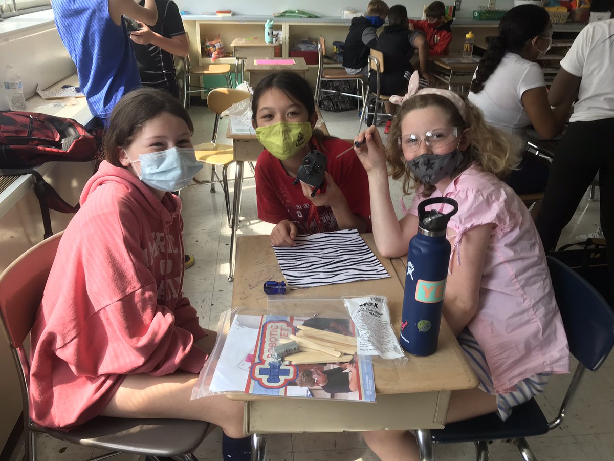 MAECCPSK12's tweet photo. Last week, MAES 5th graders discovered how engineering, technology, and pet care come together. During their STEM class, students became Robo-Pet Veterinarians and explored the inside of a robotic dog and compared its mechanics to the anatomy of a real dog! #TeamCardinal https://t.co/4RVhPFWqUn