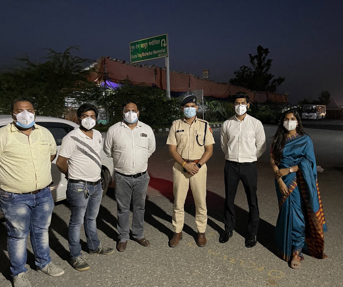 PoddarVaishali's tweet photo. Distributed N95 masks & sanitizers to our frontline workers at Singhu Border with @periwal_ankush .
Thanks to ACP @nirav1707 Sir for helping us in distribution 🙏🏻
#TaskForceCorona https://t.co/7MgUvR6nPC
