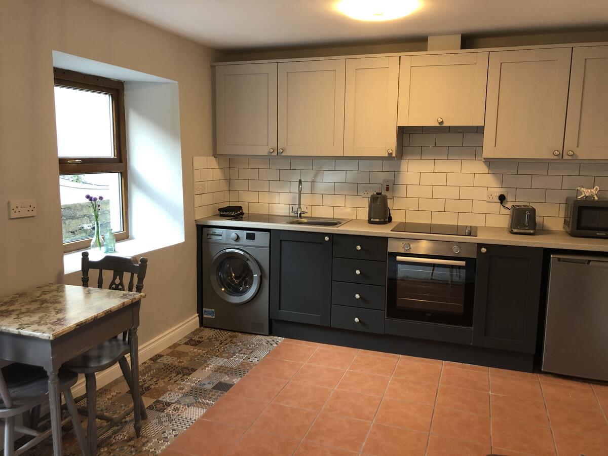 Ems_Hanley's tweet photo. Fab new apartments available in the heart of Castletownbere. #ShortTermStays💕 @yaycork @CorkDaily #bearapenninsula #WestCork https://t.co/zN1Gr8K1uL https://t.co/MeoBg3HB6i