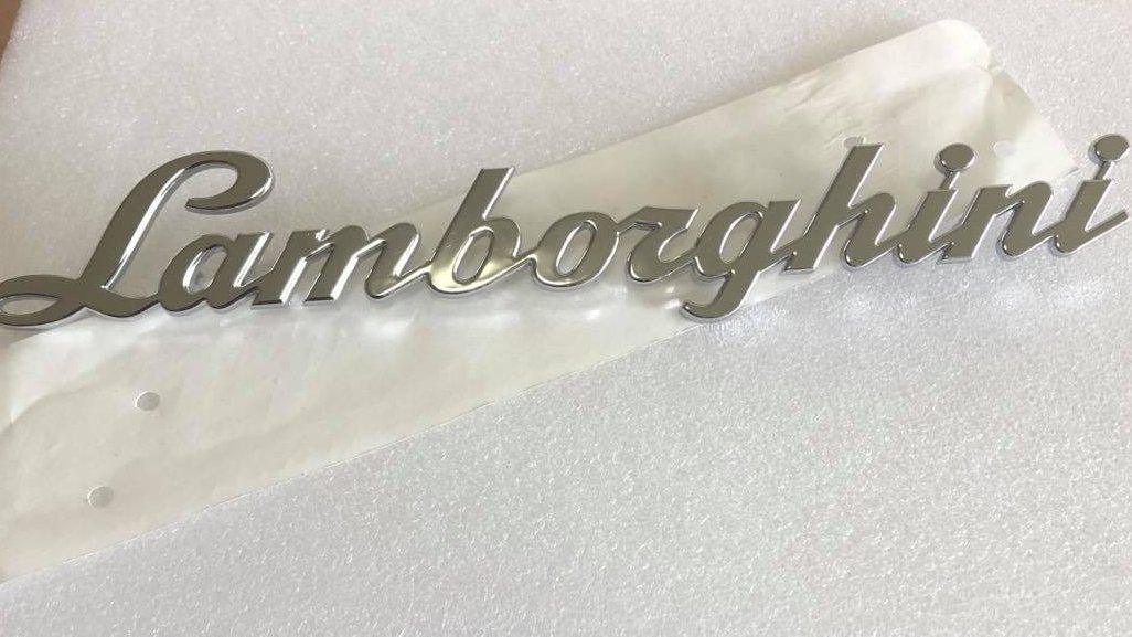 EliteLuxury3's tweet photo. Lamborghini Badges before & after pics.
Plated in luxurious 18k Gold. They look stunning.
#goldplated #Lamborghini #porsche #luxurycars #sportscars #ferrri #carsofinstagram #luxurylifestyle #classiccars #carrestoration #carsos #bugatti #MercedesBenz #AstonMartin https://t.co/J7YUtVqSi6