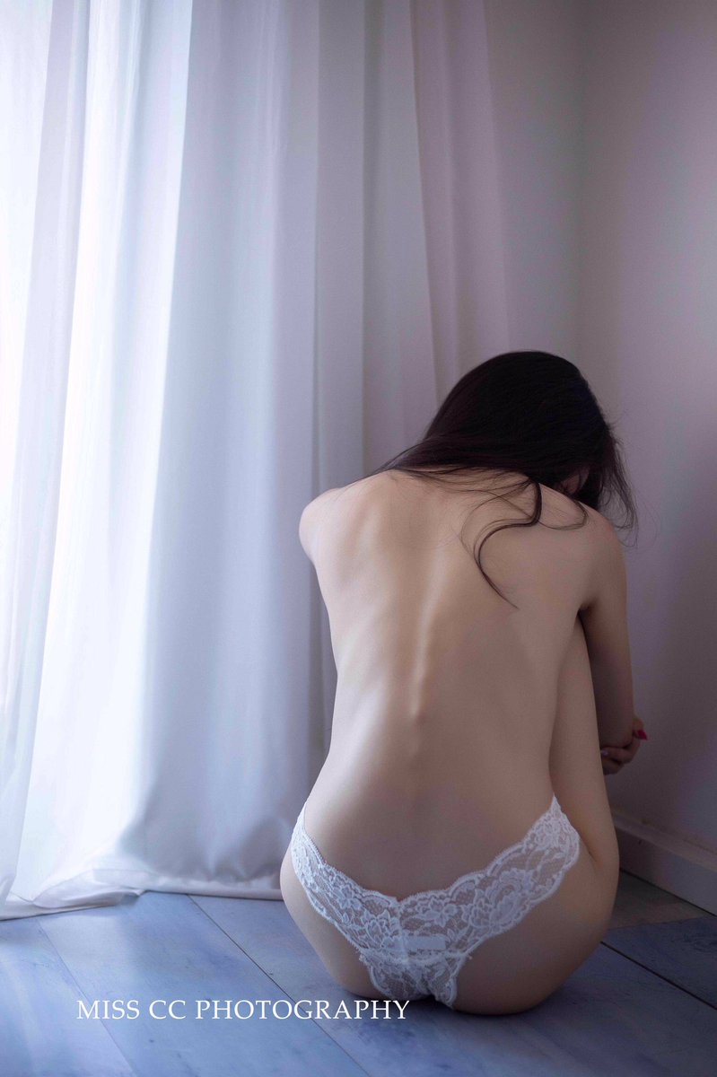 等着别人来爱你
不如自己爱自己

摄影/@misscc520 

#私房 #摄影 #写真 #成都约拍 #性感 https://t.co/ndWsUmtXgr