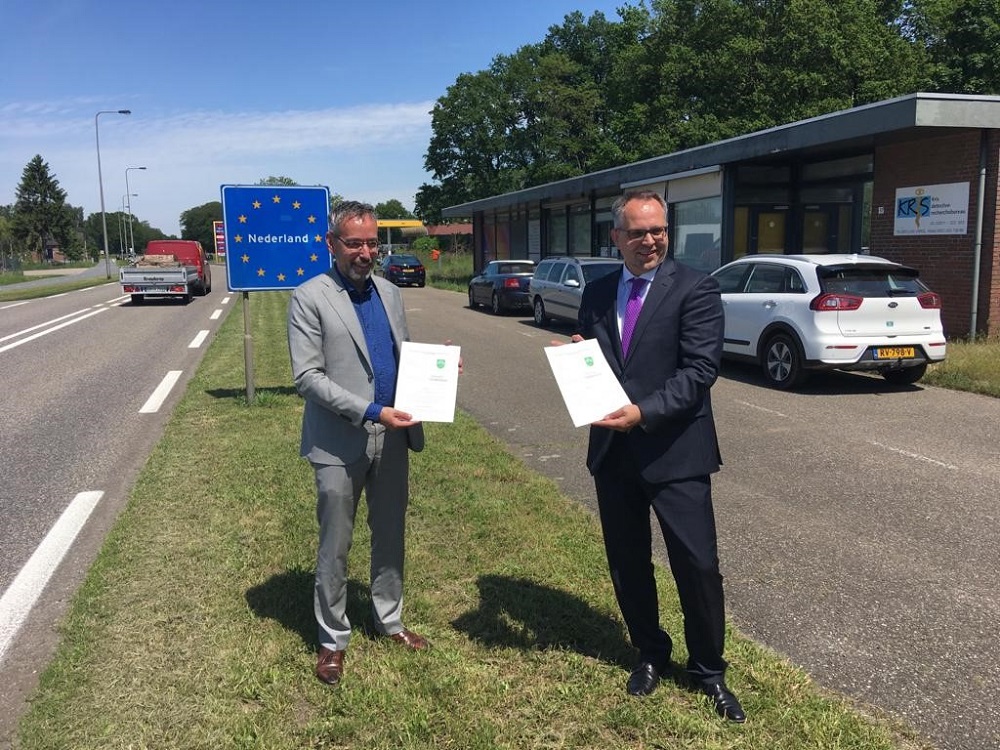 provgelderland's tweet photo. Vanaf 18 augustus 2021 kan iedereen vanaf station Aalten met de bus 🚌 naar Bocholt (DE) rijden en omgekeerd. De bus rijdt van maandag tot en met zaterdag 1 keer per uur. Hiermee wordt een grensoverschrijdende verbinding nieuw leven ingeblazen. ➡️ https://t.co/kHqtK7hYpR https://t.co/tQTFJ67qL1