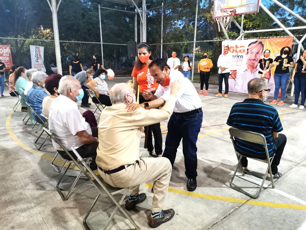 En la colonia Jardines de La Corregidora nos dio mucho gusto conversar con amigos y amigas que hemos conocido en diferentes etapas, con quienes hemos tenido la posibilidad de hacer equipo, y construir grandes soluciones entre todos.

#VotaFedericoRangel
#ConfianzaQueDaResultados