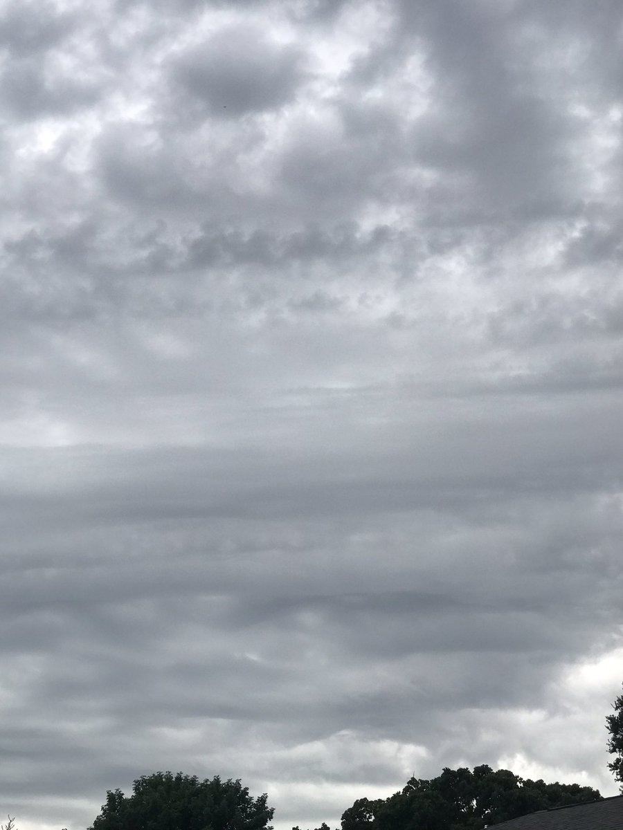 michaelwx6's tweet photo. Got some nice photos Of Storm Clouds that are moving in from the west a band of moderate to heavy rain will continue to move ESE Into the DFW Area. #storms #stormclouds #dfw #DFWstorms https://t.co/QSQ3nsdZLb