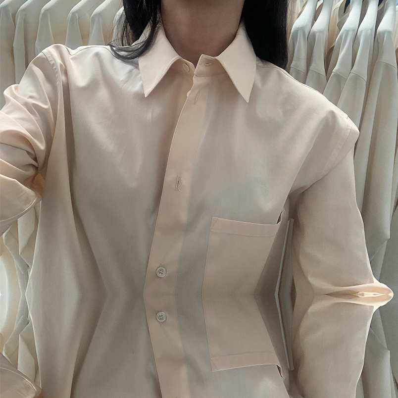 OemStudio's tweet photo. 2101.SHI.002.0020
Long sleeve macadamia cotton shirt with semi spread collar. It features a triangular opening detail on the side seam, at hem, and closure with mother of pearl buttons at the center front placket.

Free shipping worldwide:
https://t.co/NAxT2Rq9n7 https://t.co/Hf0GbrJ3k0