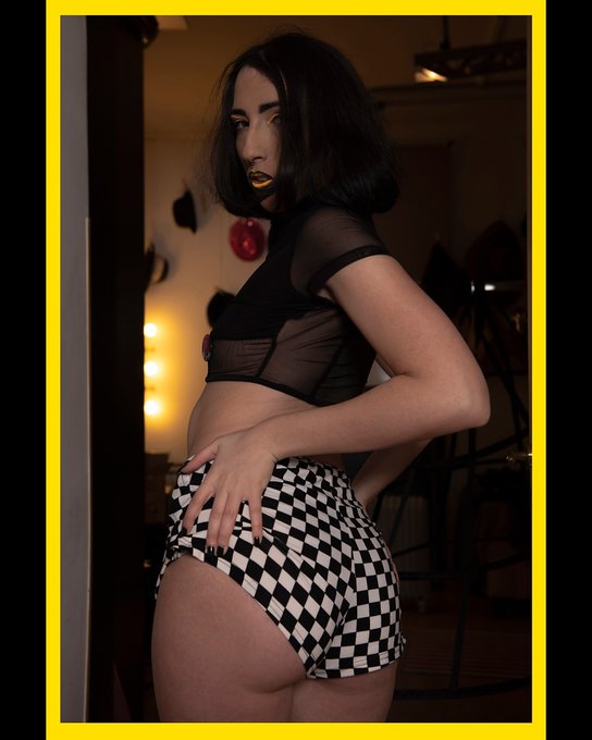 Nella vita ci vuole un po' di 🍑 Ritwitta per un po' di fortuna. https://t.co/fSPLdMmvkF