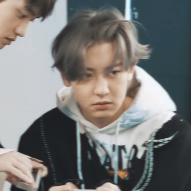 low quality chanyeol tweet media