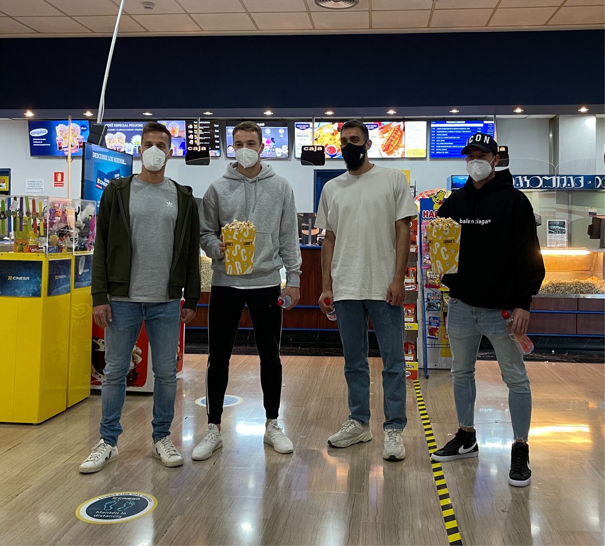 Cinesa's tweet photo. Algunos de los jugadores del Betis ⚽️  han disfrutado del #PackGaming de Cinesa 🎮😍 Ahora te toca a ti sumergirte en tu game favorito en la gran pantalla de CINESA! 💥No te pierdas esta experiencia única 👉https://t.co/YJ8hmRC37W #Gaming https://t.co/kFce6RWjex