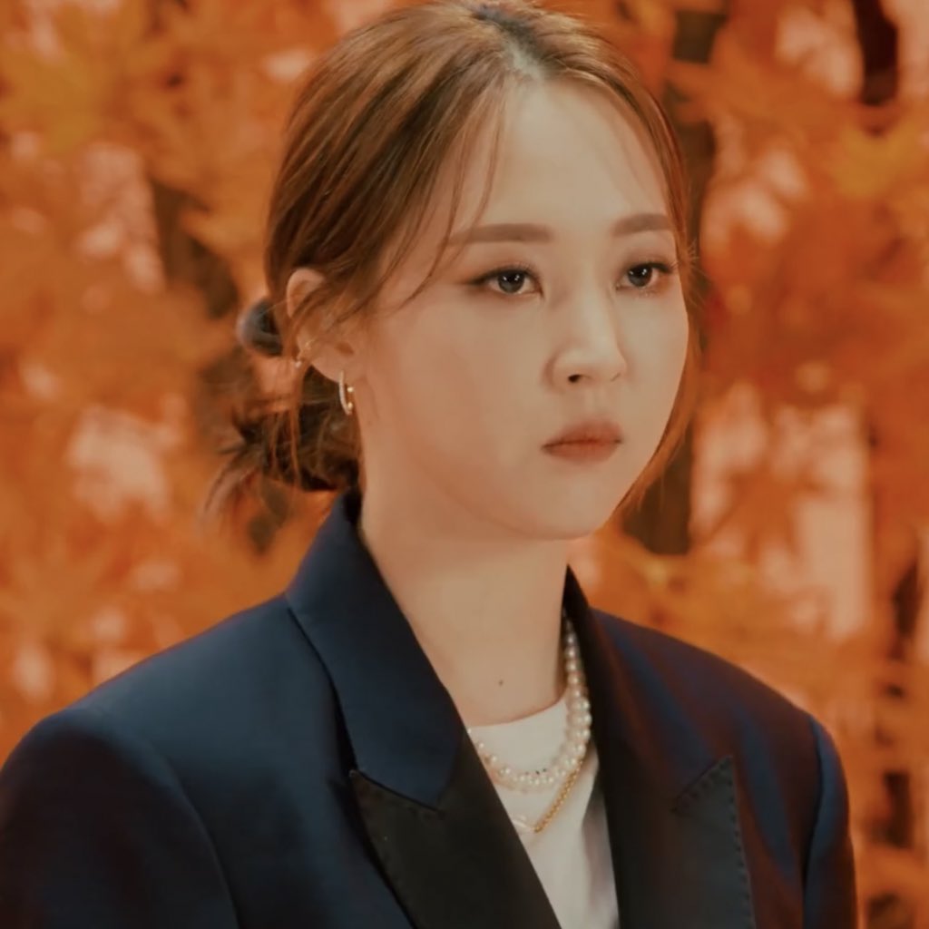 MBYLOOKS's tweet photo. how many seasons has passed since i met you? 

#MOONBYUL #문별 #MAMAMOO #마마무 https://t.co/fRFPuintCc
