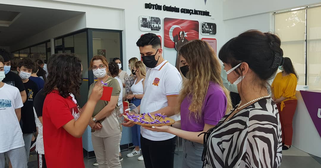 UOCalli's tweet photo. Uğur Okulları Çallı Kampüsü 9.Sınıf öğrencilerimiz, LGS öncesi tecrübe ve anılarını paylaştığı mektup ve sınav kalemlerini 8.Sınıflarla paylaştılar.✉️✏️
#UğurluOlmak https://t.co/aCNY1cHKWo