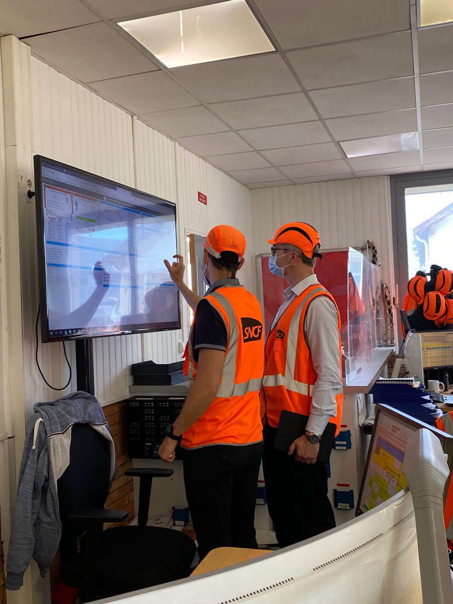 #SNCF ce matin au #technicentreNouvelleAquitaine les equipes ont accueilli à bordeaux <a href="/XavierOuin/">Xavier Ouin</a> directeur industriel et DG que SNCF Matériel. Une tournée riche en échanges et visites. Un haut lieu de l’excellence ferroviaire, les coulisses du <a href="/TERNouvelleAQ/">SNCF Voyageurs TER NOUVELLE-AQUITAINE</a>🚊 <a href="/Chavance_D/">Delphine Chavance</a>