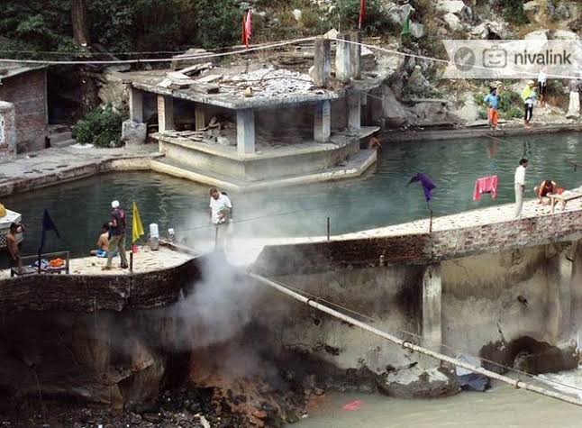 AarTee33's tweet image. हिंदू मान्यताओं के अनुसार #पार्वती_घाटी में शिव के साथ विहार के दौरान पार्वती के कान (कर्ण) की बाली (मणि) खो जाने के कारण यहाँ का नाम #मणिकर्ण (मणिकरण) पडा़। यहाँ के हॉट स्प्रिंग में लोग विशेषकर नवदंपती इकट्ठे धागा पकडकर चावल उबालते देखे जा सकते हैं।
#Manikaran