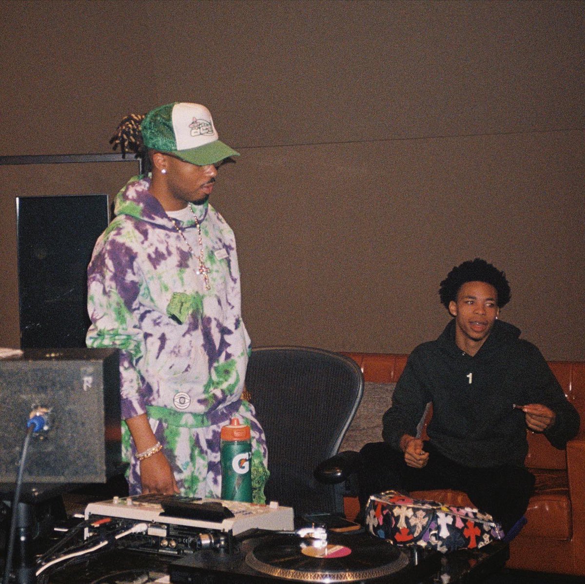 MetroBoomin's tweet photo. up 2 something @DonToliver🔮🧪🧬🤫 https://t.co/NGH7JUPD4K