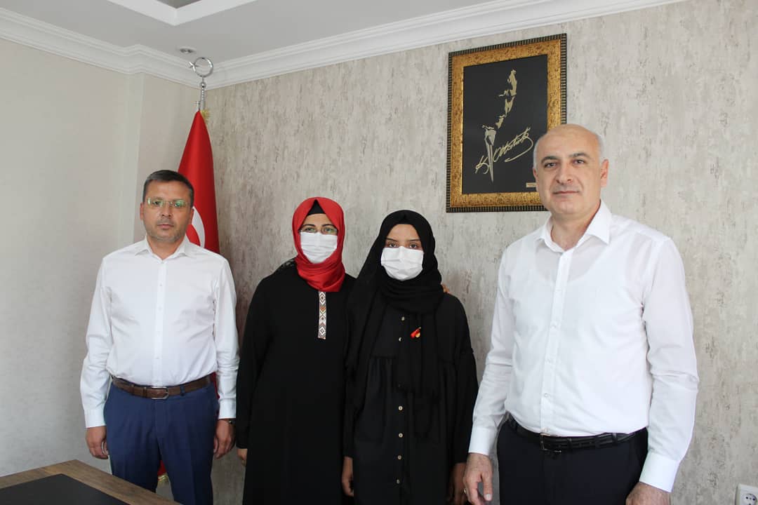 İlçe Milli Eğitim Müdürlüğü Proje ekibimizin gerçekleştirdiği Liseler Arası Kitap Okuma Yarışması  sonuçlandı.İlçe Milli Eğitim Müdürümüz Sayın Adem AYDOĞAN ve şube müdürlerimiz dereceye giren öğrencilere ödüllerini ve emeği geçen hocalarımıza teşekkür belgelerini takdim ettiler.