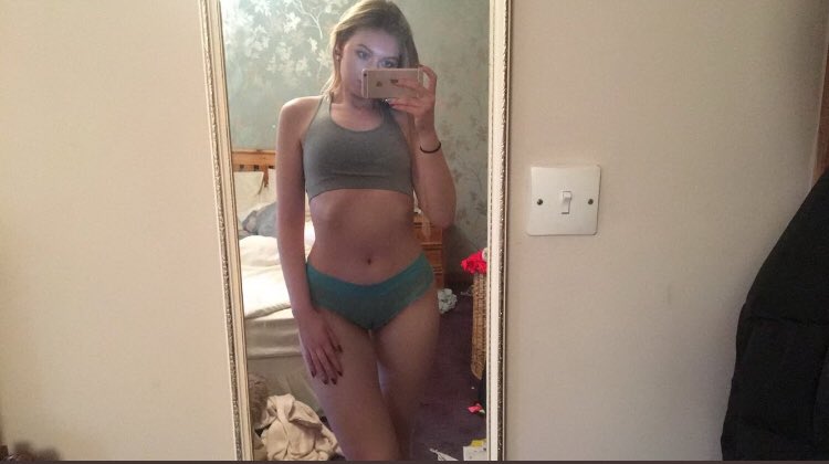 chloe18zx's tweet photo. Coucou tout le monde ! Pour fêter les 1000 abonné j’enverrais une surprise à tout ceux qui vont RT + Follow le tweet ! 🥰❤️💦 https://t.co/TLjxgBxhp4