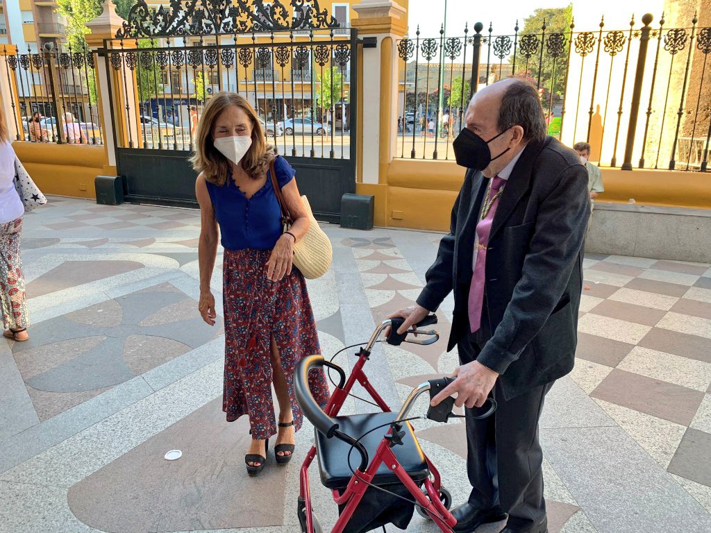 Hdad_Macarena's tweet photo. ¡Qué inmensa alegría, tras más de un año, volver a recibir a nuestros hermanos veteranos en la Basílica! 

Han sido meses duros, de incertidumbre y miedo, de soledad e incomunicación para muchos de ellos, y hoy por fin han vendido a su casa, a su Hermandad. https://t.co/hFrZA3lzT9