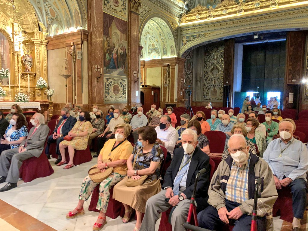 Hdad_Macarena's tweet photo. ¡Qué inmensa alegría, tras más de un año, volver a recibir a nuestros hermanos veteranos en la Basílica! 

Han sido meses duros, de incertidumbre y miedo, de soledad e incomunicación para muchos de ellos, y hoy por fin han vendido a su casa, a su Hermandad. https://t.co/hFrZA3lzT9