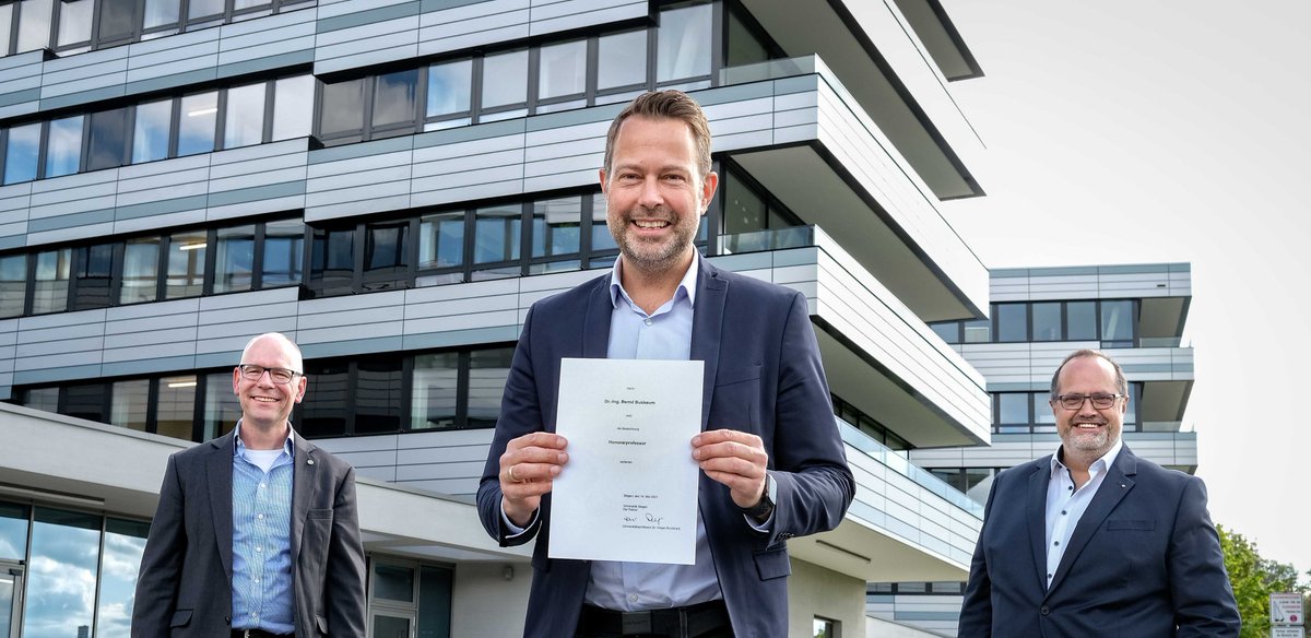 PHBmex's tweet photo. We are proud to welcome Prof. Bernd Buxbaum from @pmdtec as honorary professor @UniSiegen to enhance research and teaching from an industrial perspective! Many thanks Bernd for your continuous effort for our region! https://t.co/eOdTO8thZa