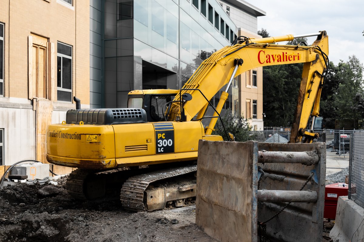 Cavalieri Construction’s @KomatsuConstr's PC300 LC Excavator spotted helping out with remodeling project in Boston’s Fenway neighborhood! 

#Boston #constructionequipment #equipment #heavyequipment #excavator #tracks
#construction #heavyequipmentlife #earthmoving #komatsu