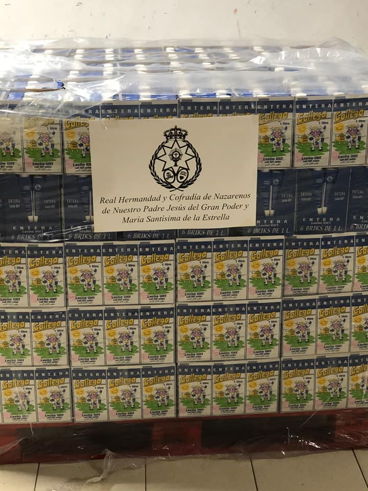 EstrellaHdad's tweet photo. Esta tarde ha sido entregado a Cáritas, 1 palet de leche por nuestro Hermano Mayor D.  Manuel Martínez López ,  para que esta organización reparta entre los más necesitados. Cáritas le ha expresado su más sincero agradecimiento, cosa que hacemos extensible a toda la Hermandad. https://t.co/8TdRSe620J