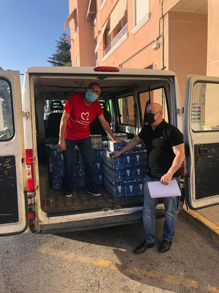 EstrellaHdad's tweet photo. Esta tarde ha sido entregado a Cáritas, 1 palet de leche por nuestro Hermano Mayor D.  Manuel Martínez López ,  para que esta organización reparta entre los más necesitados. Cáritas le ha expresado su más sincero agradecimiento, cosa que hacemos extensible a toda la Hermandad. https://t.co/8TdRSe620J