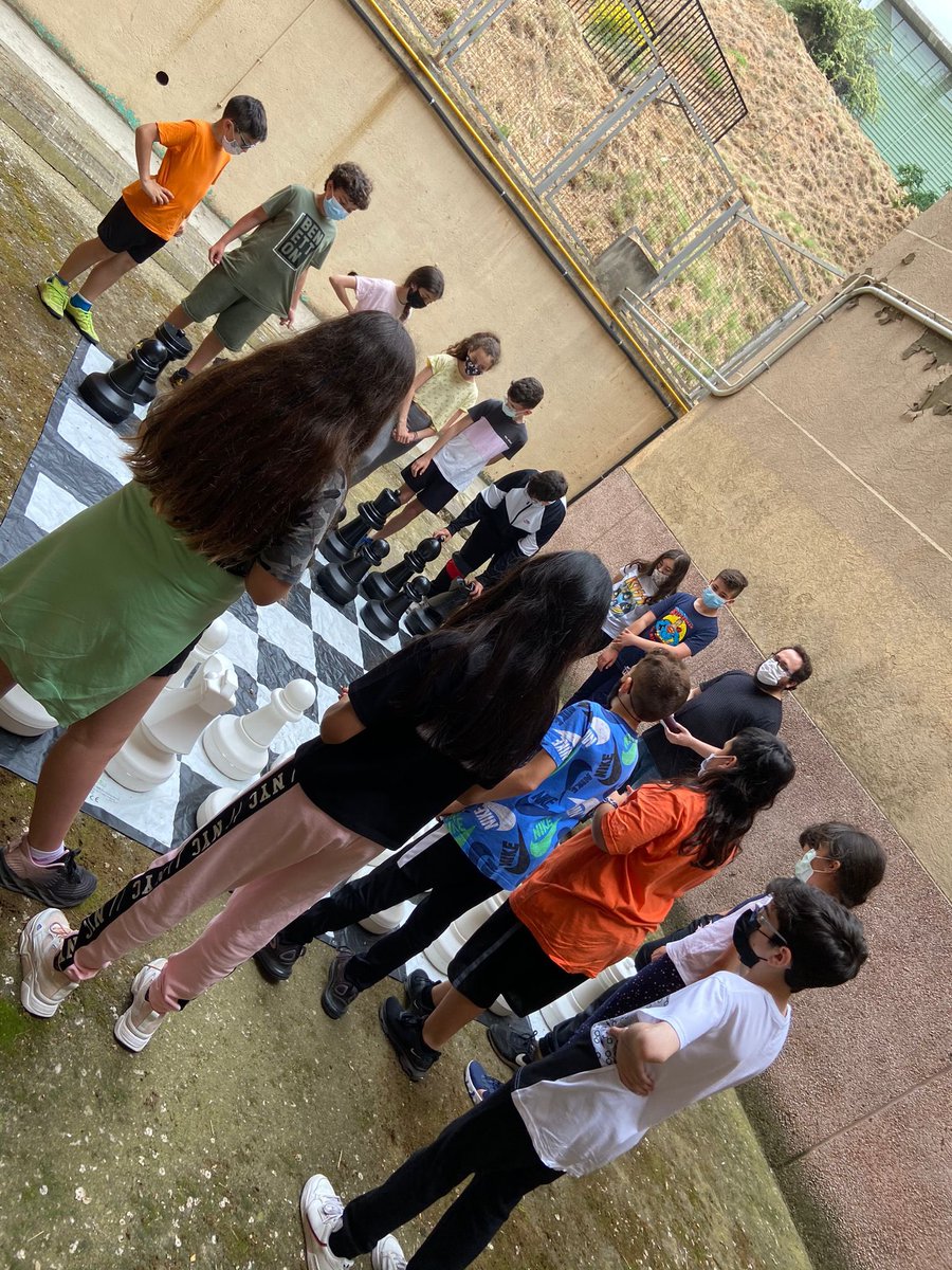 EscolaMillet's tweet image. Una activitat gegant en tots els sentits per la comunitat de grans. Un “gran” tancament pel taller d’escacs. #POEFA #FSE #exiteducatiu