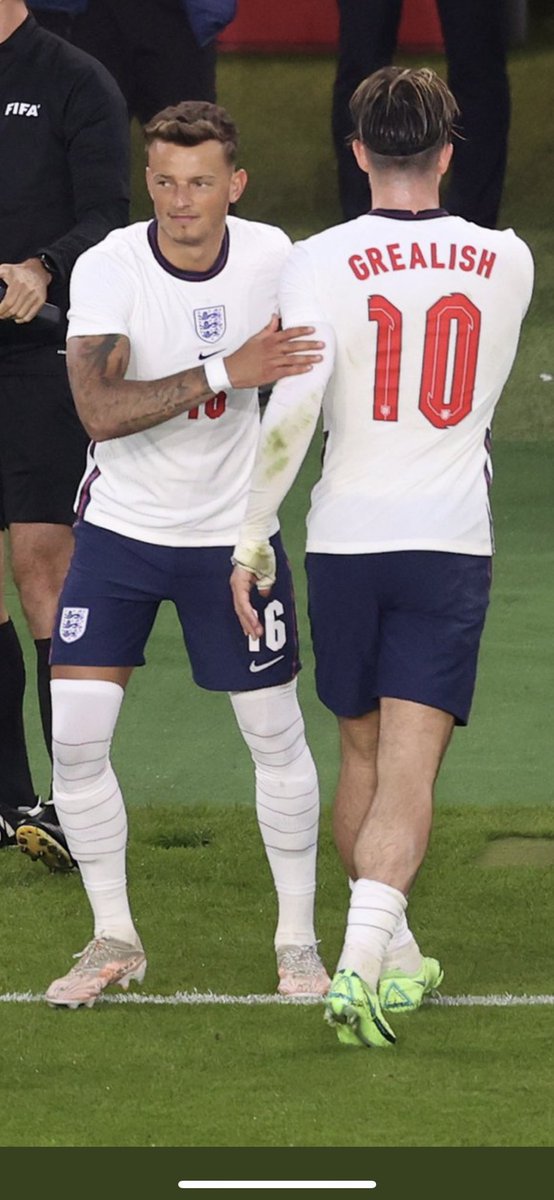 davskicross's tweet image. @FootballCliches have Opta got anything on biggest difference in sock height on a substition?