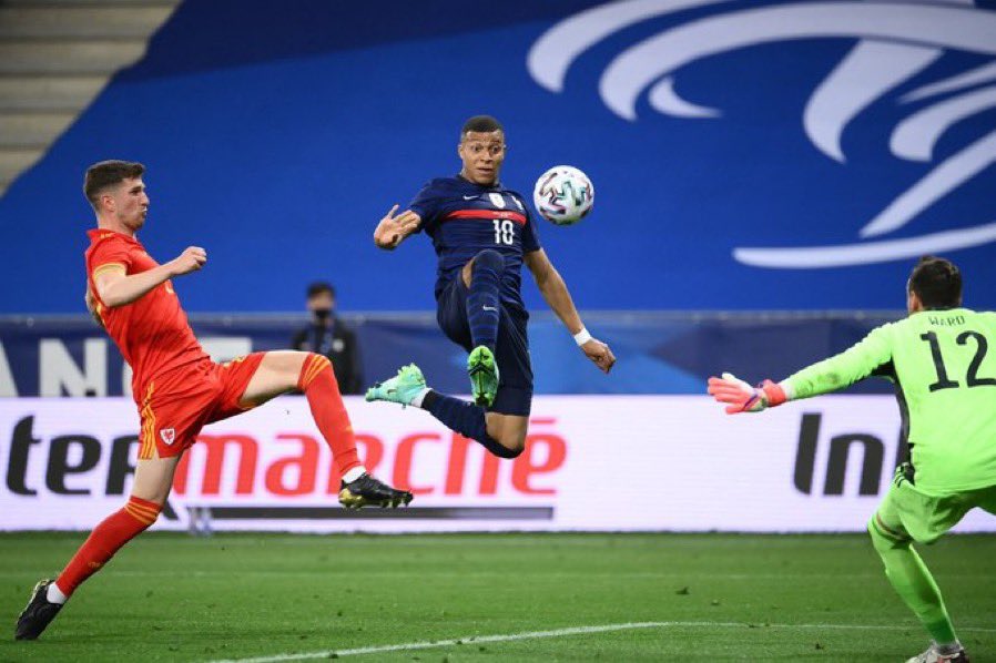 ⚽ FLASH - La France s'impose 3-0 face au #PaysDeGalles. Une confrontation maîtrisée malgré le penalty manqué de Karim #Benzema. #Euro2021 #FRAPDG