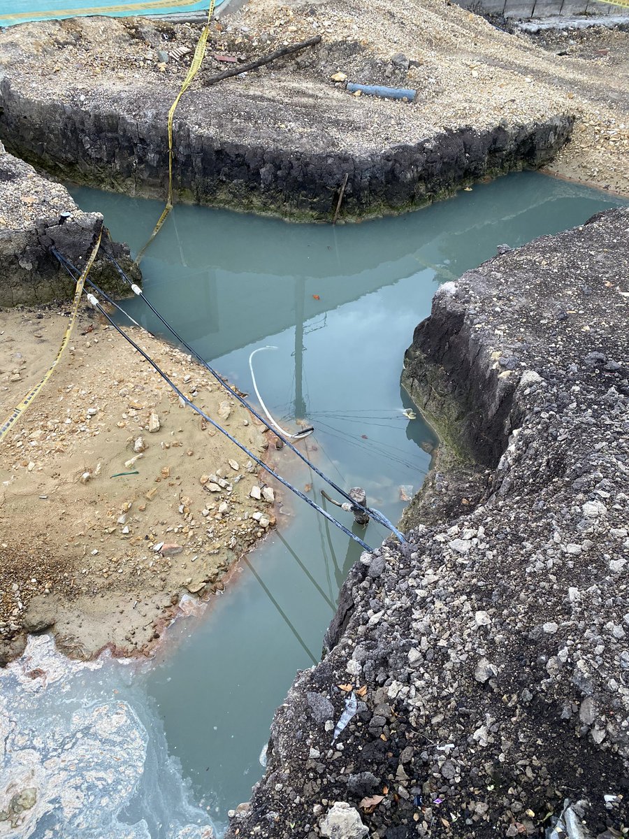 Esta es la calle 70a entre carrera 10a y cra 11, fue abandonado hace 2 meses por la <a href="/Bogota/">Alcaldía de Bogotá</a> el <a href="/idubogota/">IDU Bogotá</a> por una queja del <a href="/Patrimoniobta/">Patrimonio Cultural</a> ya huele fétido y afecta a muchos restaurantes de la zona <a href="/CarlosFGalan/">Carlos F. Galán</a> <a href="/lafm/">La FM</a> <a href="/NoticiasCaracol/">Noticias Caracol</a> <a href="/CaracolRadio/">Caracol Radio</a> <a href="/RCNcazanoticias/">Felipe Arias</a>