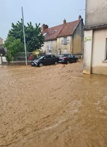 GWoznica's tweet photo. ⚡️ Si les #orages restent localisés, ils peuvent s’avérer ponctuellement violents. Dans le nord de la #SeineEtMarne, plusieurs communes ont été touchées par un véritable déluge, occasionnant quelques #inondations... (Images à #Longperrier & #Thieux via Facebook Nationale 2 Infos) https://t.co/Vy7XTJ3oGH